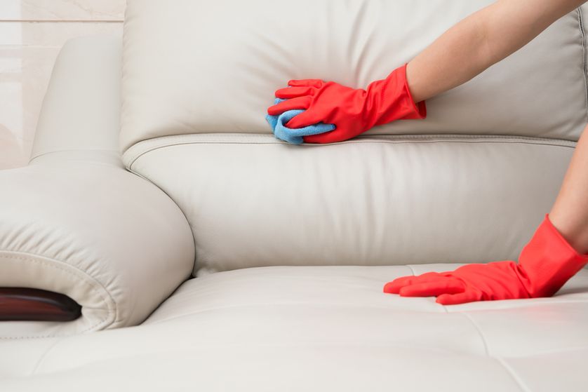 Как почистить диван от пятен в домашних условиях