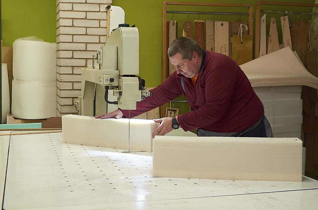 Заготовка ППУ на фабрике мягкой мебели Андрессен